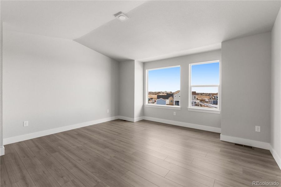 Spacious, unfurnished interior of a new home in Dillon Pointe - Skyview, Broomfield (Image 13).