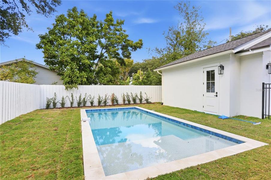 Exterior details and patio area of a home in , Winter Garden (Image 32).
