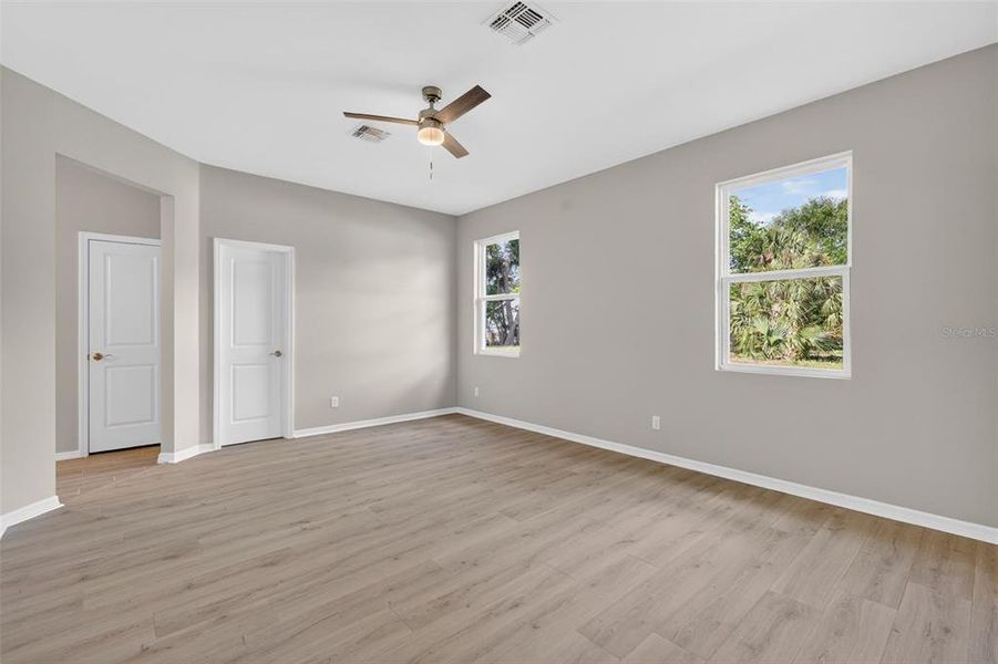 Spacious, unfurnished interior of a new home in , Umatilla (Image 15).