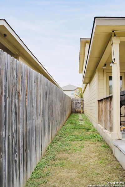 Exterior details and patio area of a home in Solana Ridge, San Antonio (Image 3).