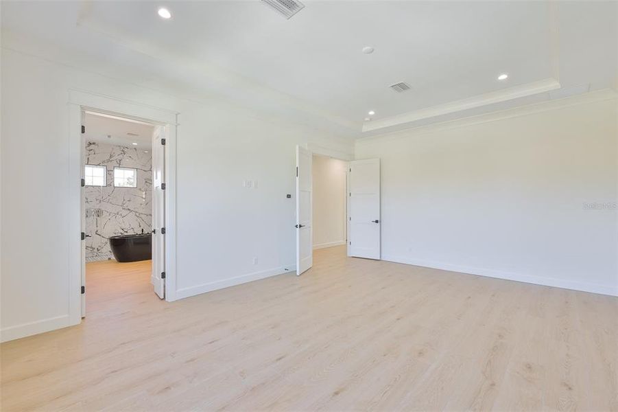 Spacious, unfurnished interior of a new home in , Tampa (Image 77).