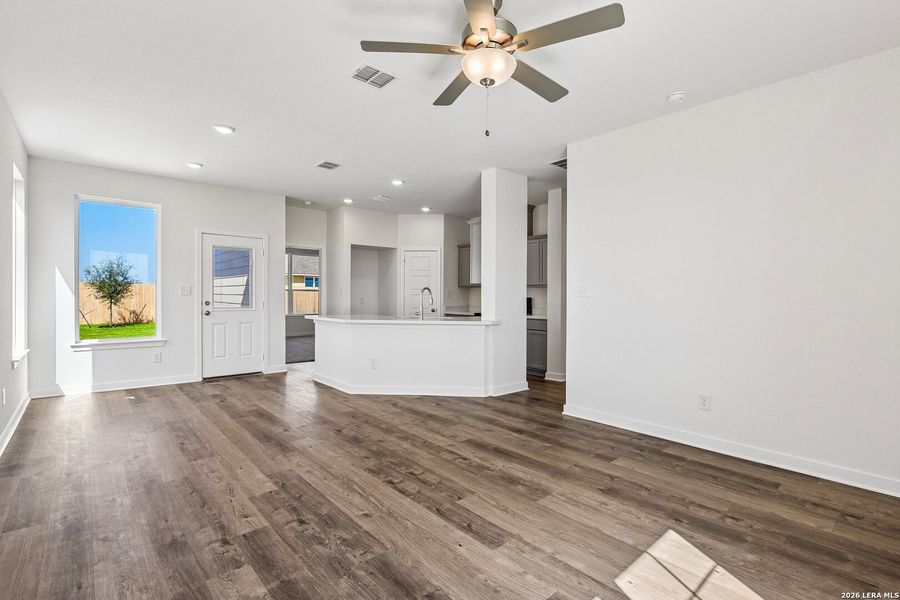 Spacious, unfurnished interior of a new home in Arroyo Ranch, Seguin (Image 32).