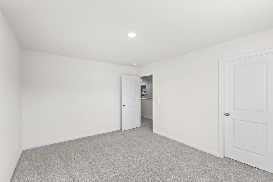 Spacious, unfurnished interior of a new home in Heritage Bay, Sumter (Image 29).