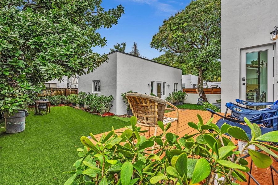 Exterior details and patio area of a home in , Miami (Image 23).