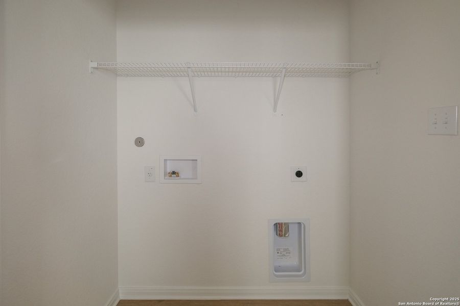 Spacious, unfurnished interior of a new home in Winding Brook, San Antonio (Image 18). Spacious, unfurnished interior of a new home in Winding Brook, San Antonio (Image 18).