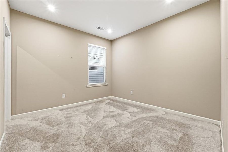 Spacious, unfurnished interior of a new home in Poplar Place, Dallas (Image 15).