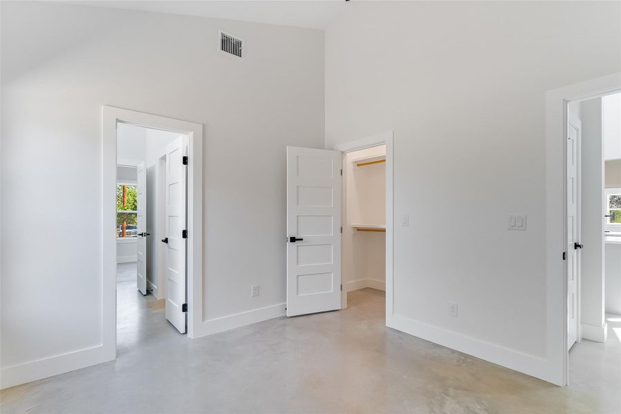 Spacious, unfurnished interior of a new home in , Marble Falls (Image 17).