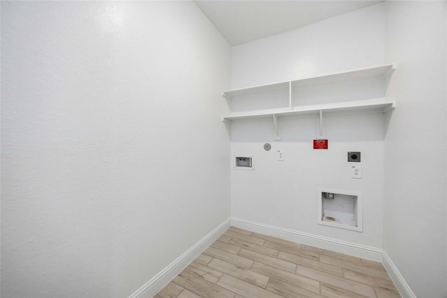 Spacious, unfurnished interior of a new home in Sienna, Missouri City (Image 18).