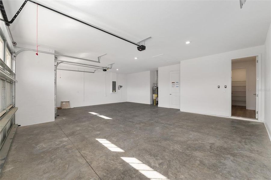 Spacious, unfurnished interior of a new home in , Ocala (Image 46).