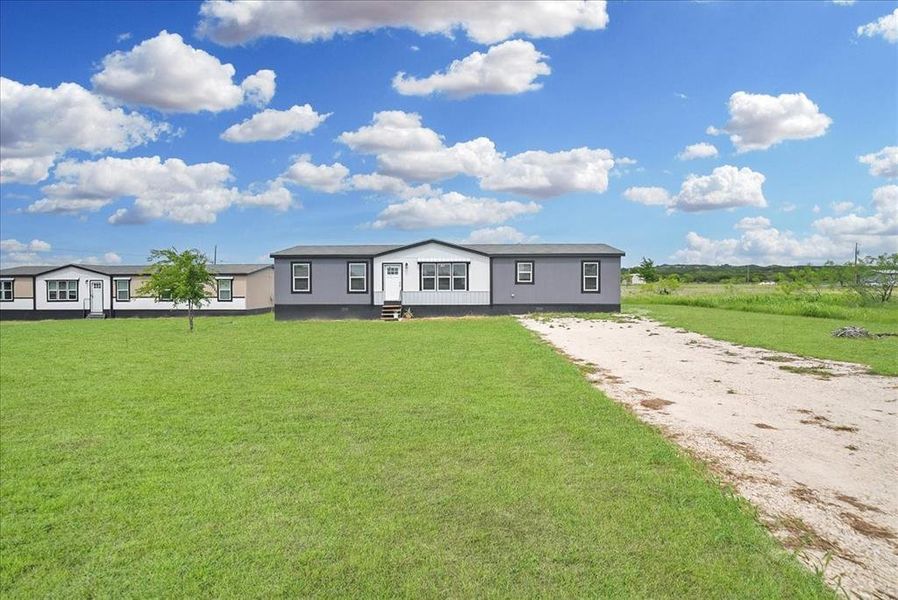Exterior details and patio area of a home in , Cleburne (Image 22).