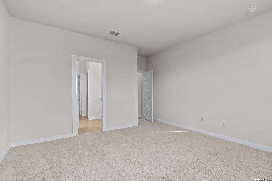 Spacious, unfurnished interior of a new home in Cinco Lakes, San Antonio (Image 20).