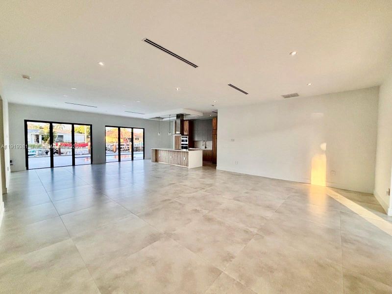 Spacious, unfurnished interior of a new home in , Deerfield Beach (Image 23).