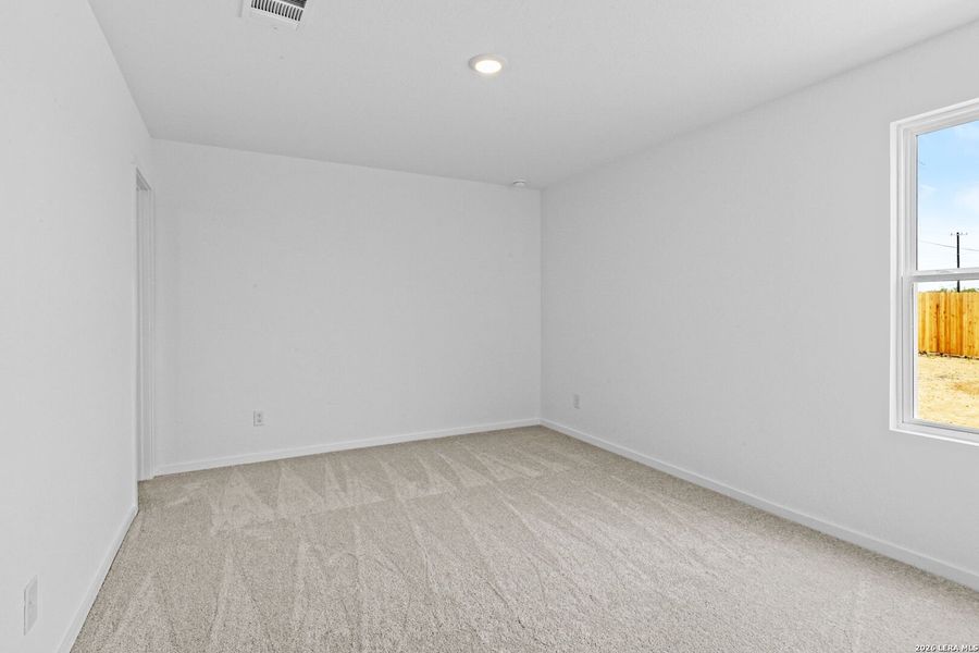 Spacious, unfurnished interior of a new home in Spring Grove, St. Hedwig (Image 10).