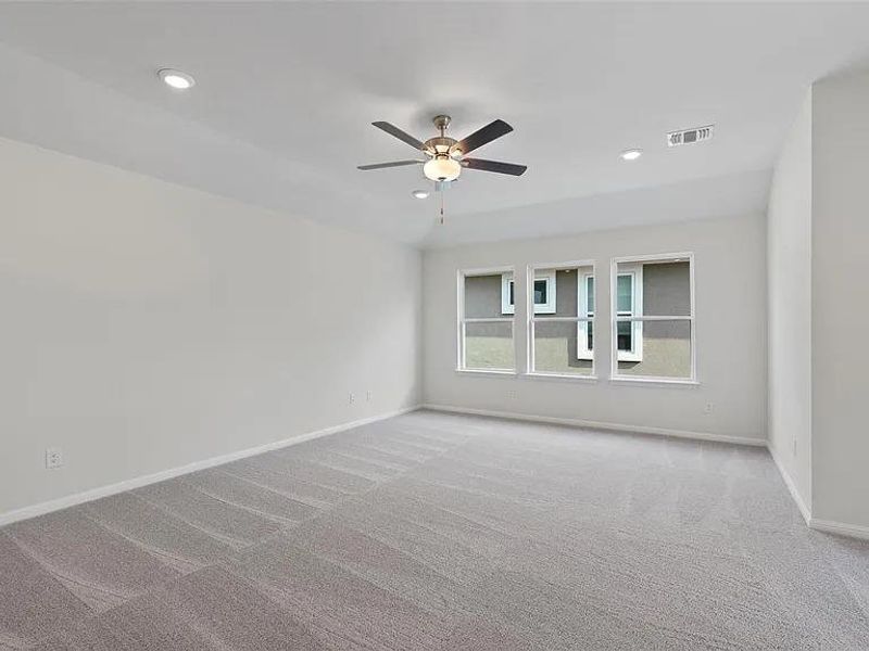 A spacious and inviting area, bathed in natural light, offers an ideal canvas for personalization.