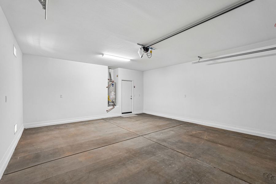 Spacious, unfurnished interior of a new home in Hawes Crossing, Mesa (Image 40).