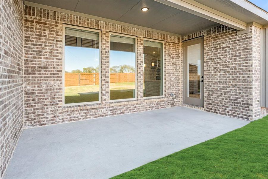 Exterior details and patio area of a home in The Oaks, Red Oak (Image 23).