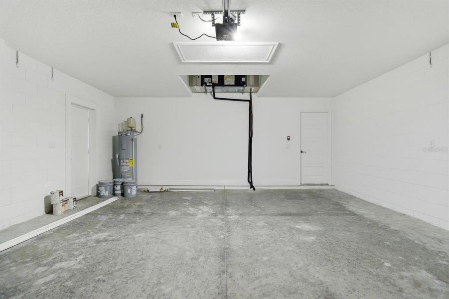 Spacious, unfurnished interior of a new home in , Dunnellon (Image 24).