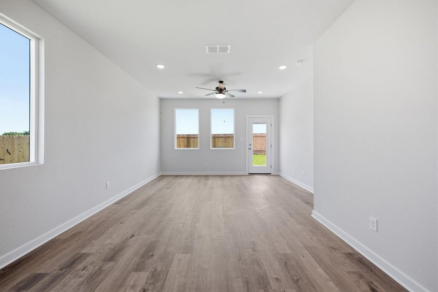 Spacious, unfurnished interior of a new home in Stallion Run, Buda (Image 17).