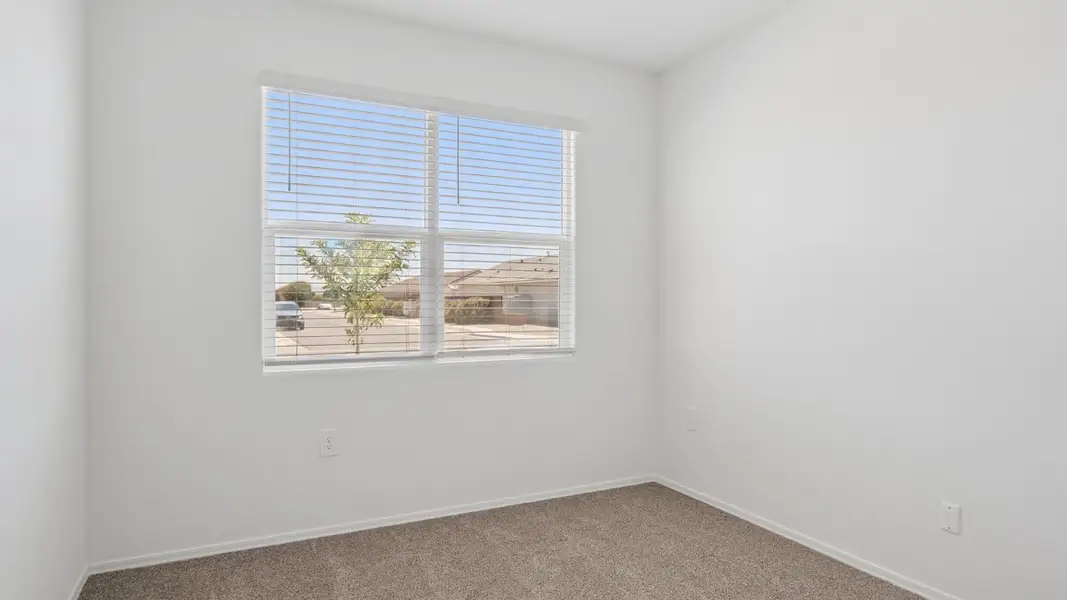 Spacious, unfurnished interior of a new home in Quail Ranch, San Tan Valley (Image 18).