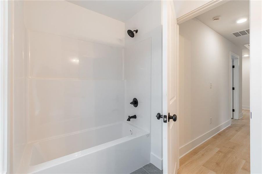 Spacious, unfurnished interior of a new home in , Gainesville (Image 31).