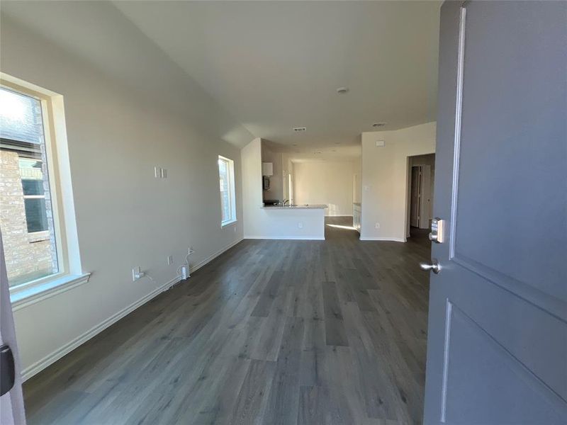 Spacious, unfurnished interior of a new home in Elevon, Lavon (Image 12).