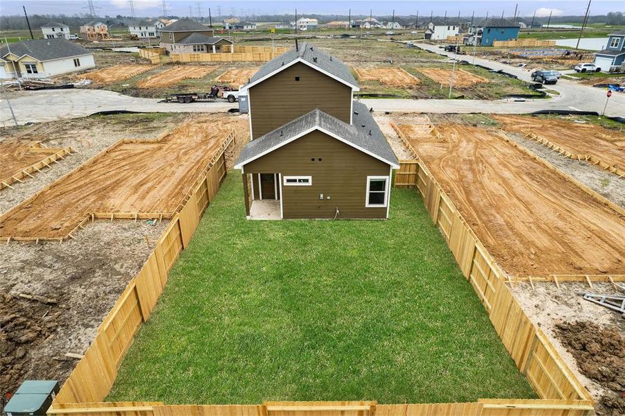 Exterior details and patio area of a home in Glendale Lakes, Rosharon (Image 2).