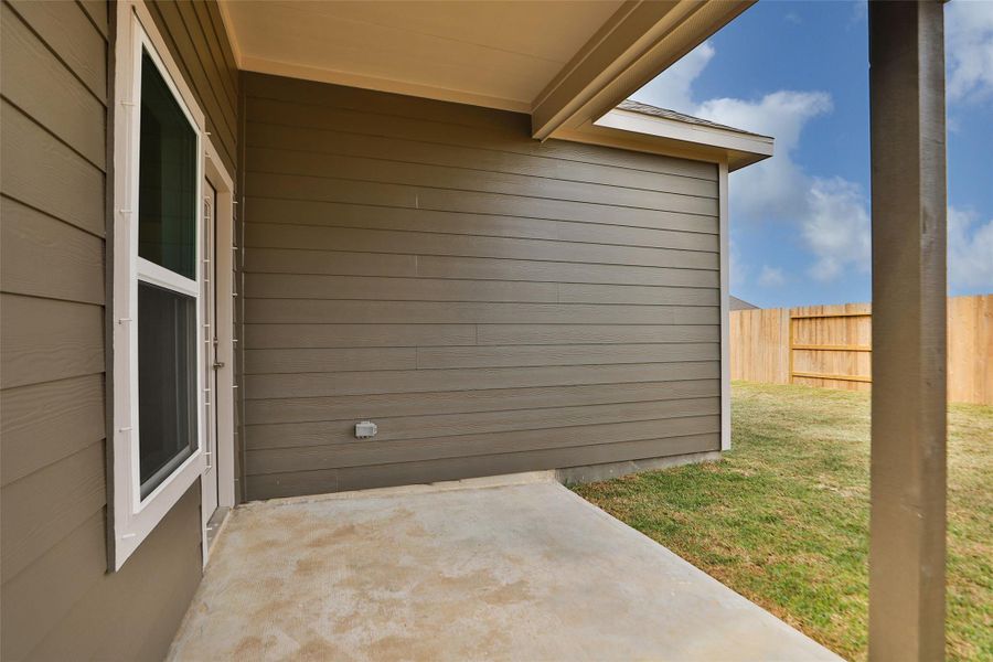 Exterior details and patio area of a home in Aldeana, Bonney (Image 3).