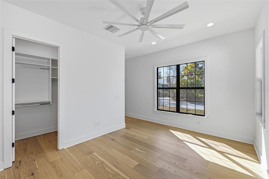 Spacious, unfurnished interior of a new home in , Tampa (Image 35).