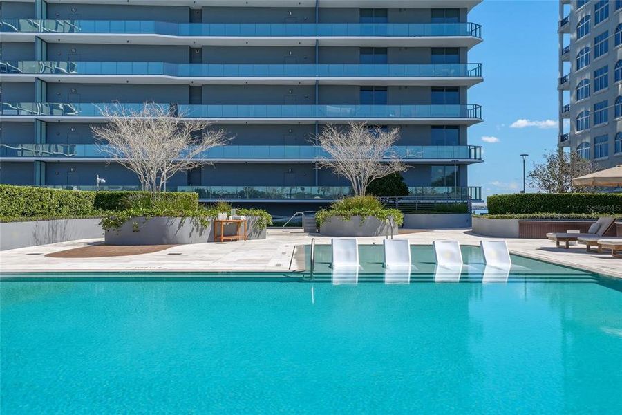 Condo located in Tampa, FL showcasing its design and architecture (Image 32).