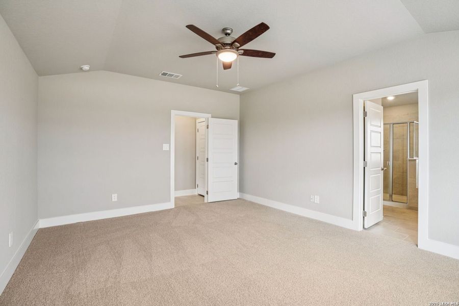 Spacious, unfurnished interior of a new home in Lark Canyon, New Braunfels (Image 19).
