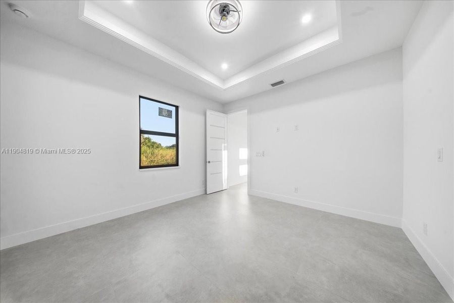 Spacious, unfurnished interior of a new home in , Lehigh Acres (Image 27).