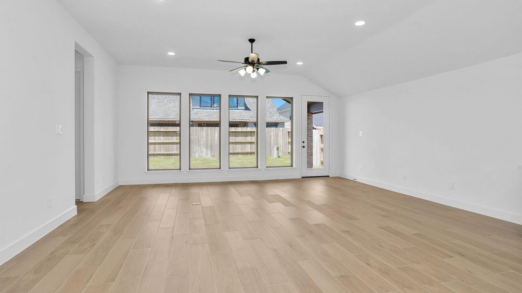 Spacious, unfurnished interior of a new home in Grange, Katy (Image 4).