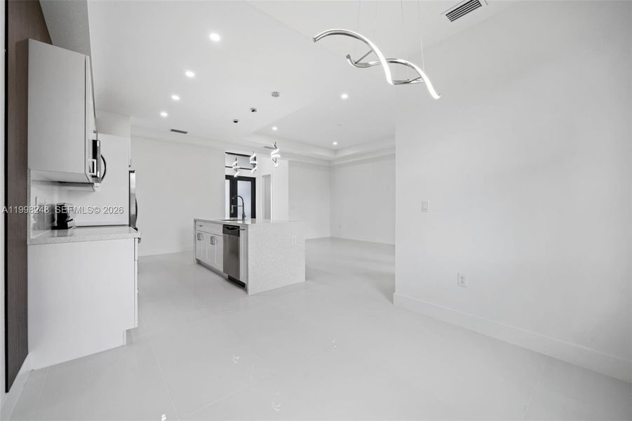 Spacious, unfurnished interior of a new home in , Lehigh Acres (Image 21).