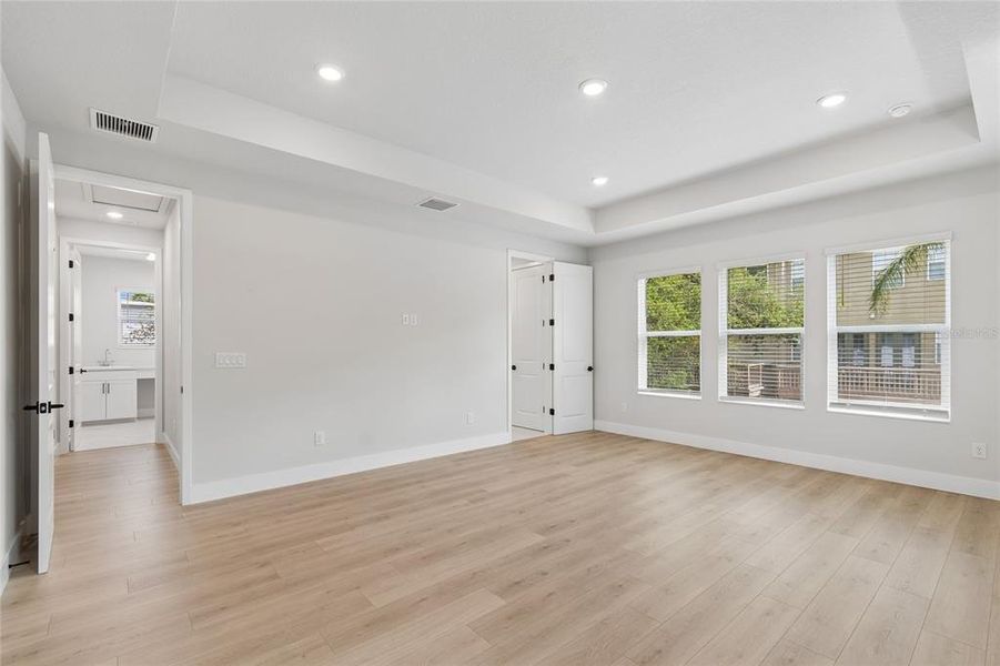 Spacious, unfurnished interior of a new home in , Tampa (Image 32).