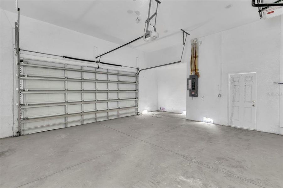 Spacious, unfurnished interior of a new home in , Port Charlotte (Image 28).