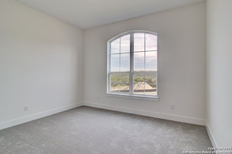 Spacious, unfurnished interior of a new home in Verandas at the Rim, San Antonio (Image 30).