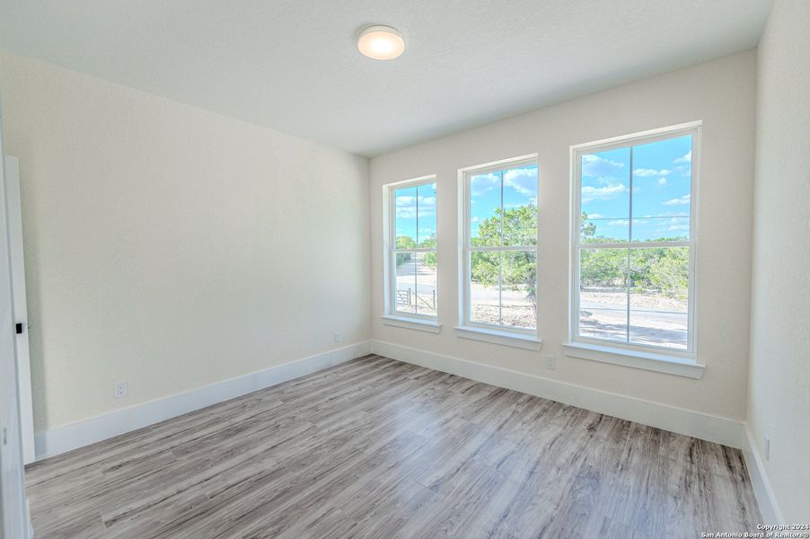 Spacious, unfurnished interior of a new home in , Bandera (Image 14).