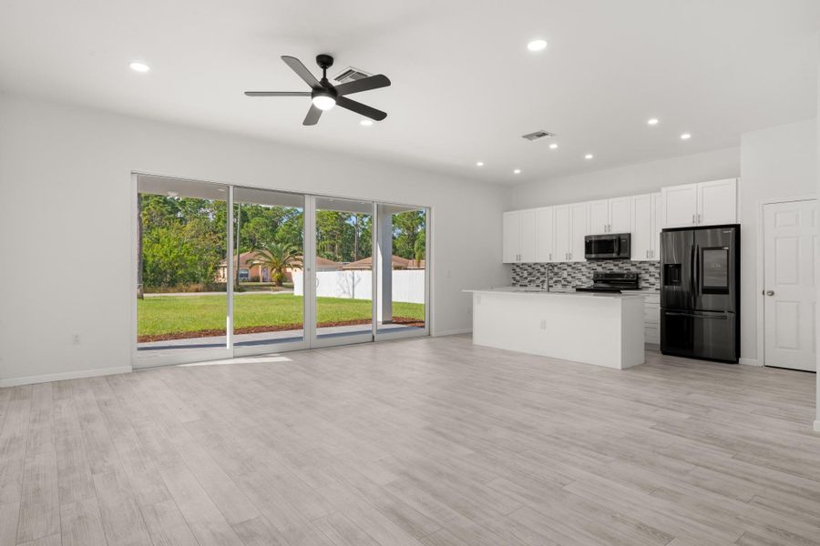 Furnished interior view inside a new home in , Lake Placid (Image 12).