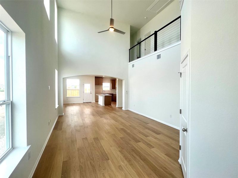 Spacious, unfurnished interior of a new home in Porter Country, Buda (Image 11).