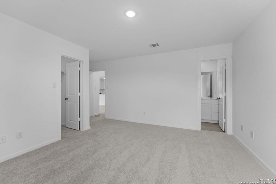 Spacious, unfurnished interior of a new home in Lodi Grove, Floresville (Image 17).