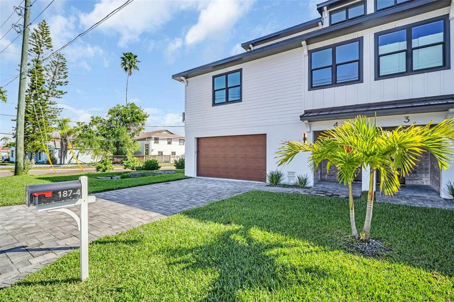 Exterior details and patio area of a home in , St. Petersburg (Image 31).