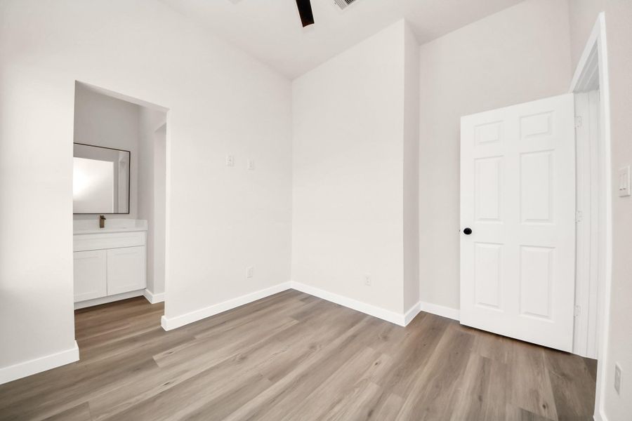 Spacious, unfurnished interior of a new home in , Houston (Image 20).