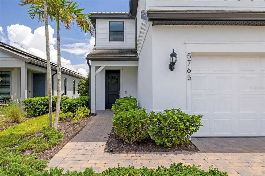 Exterior details and patio area of a home in , Bradenton (Image 3).