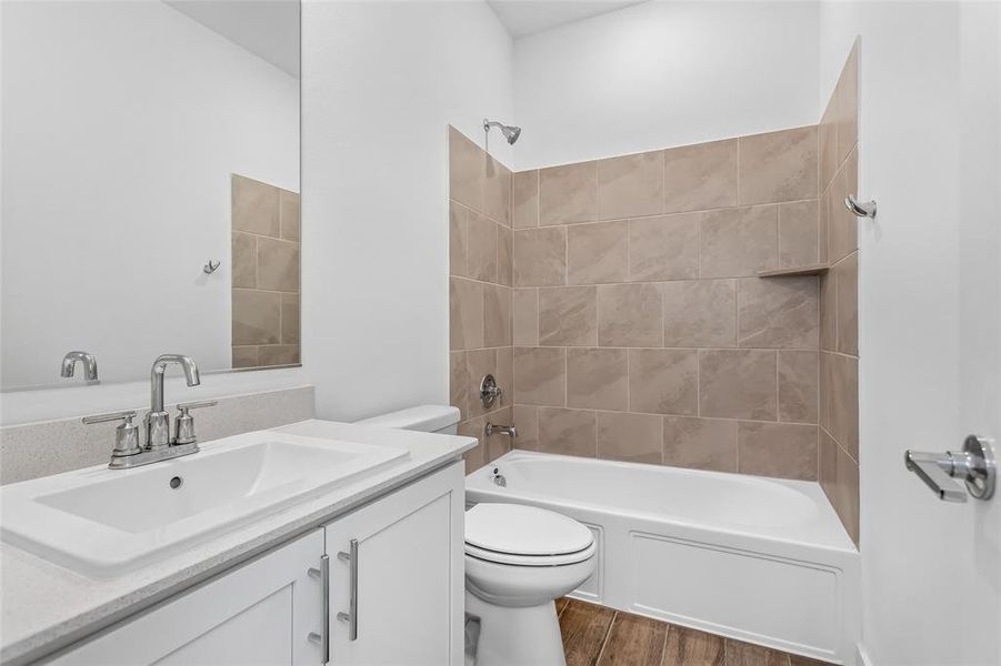 Ensuite bath for front bedroom