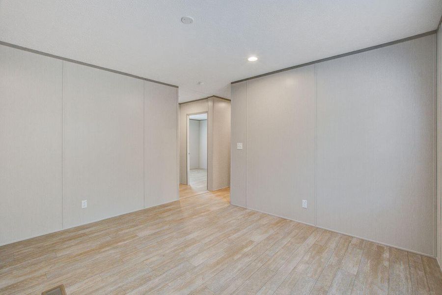 Spacious, unfurnished interior of a new home in , Walterboro (Image 28).