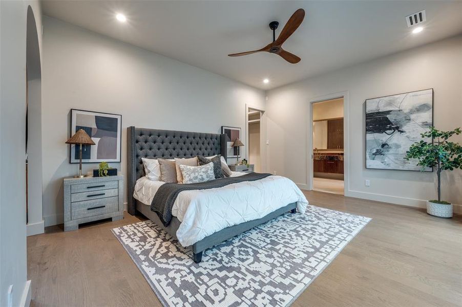 Furnished interior view inside a new home in , Dallas (Image 29). Furnished interior view inside a new home in , Dallas (Image 29).