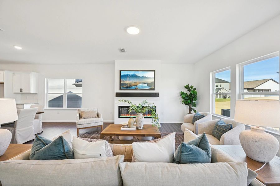 Representative images and renderings are for illustrative purposes. Actual structural options and design finishes of home may vary.