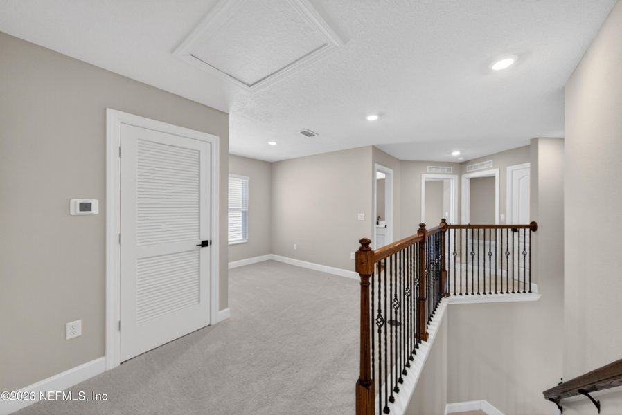 Spacious, unfurnished interior of a new home in , Middleburg (Image 13).