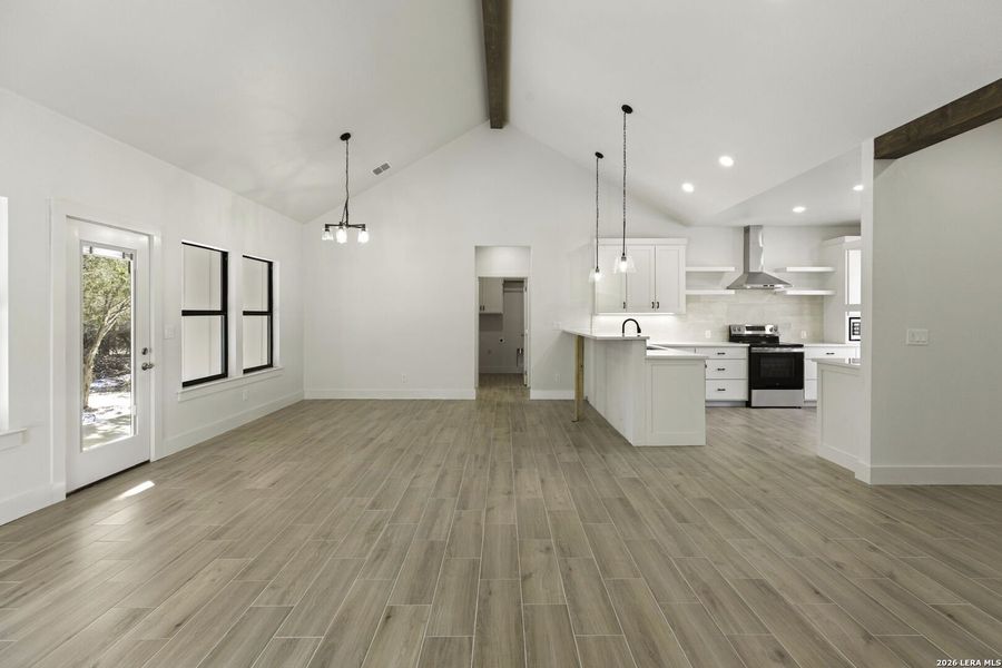 Spacious, unfurnished interior of a new home in , Canyon Lake (Image 15).