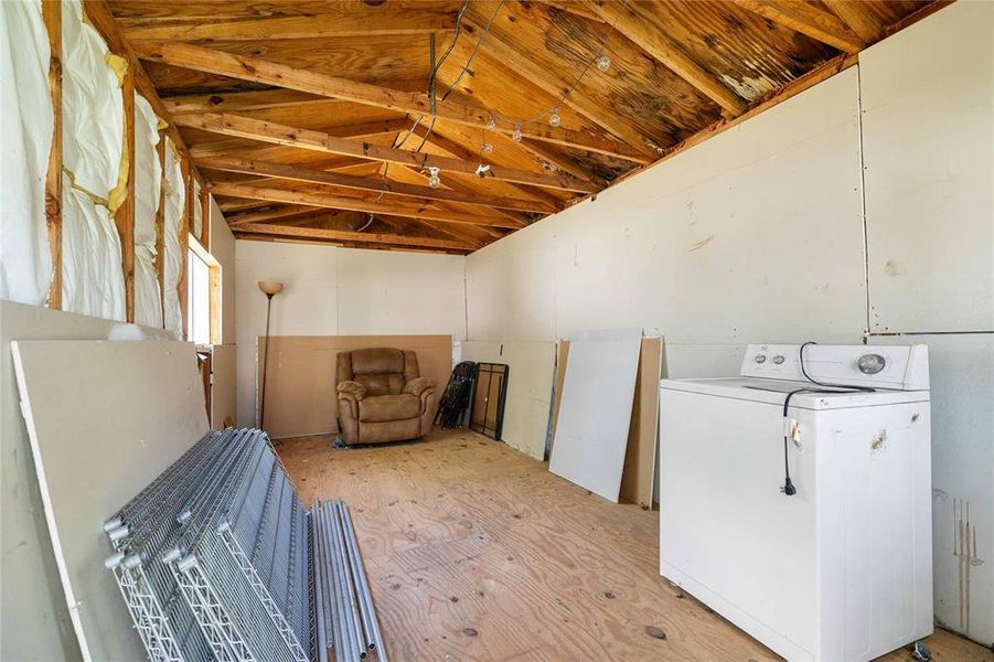 Storage building with electricity Storage building with electricity